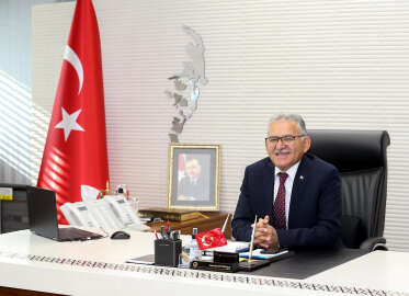 Kayseri'de AK Parti'li Büyükkılıç başkan seçildi; 7 ilçeyi AK Parti, 3 ilçeyi MHP, 2 ilçeyi CHP, 1 ilçeyi İYİ Parti kazandı