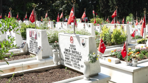 İstanbul- Edirnekapı Şehitliği’nde hüzünlü Anneler Günü