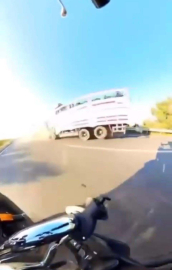 MUĞLA Kamyonun TIR'a çarptığı 2 kişinin öldüğü kaza; motosiklet sürücüsünün kask kamerasında (VİDEO EKLENDİ)