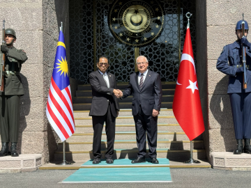 Bakan Güler, Malezyalı mevkidaşı ile bir araya geldi