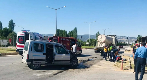 Kütahya'da otomobil tankere çarptı;  2 ölü, 1 yaralı