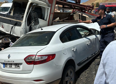 Adıyaman'da kamyonetle otomobil çarpıştı: 1 ölü, 3 yaralı