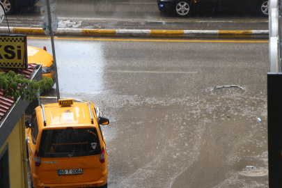 Van'da sağanak; yollarda su birikintileri oluştu