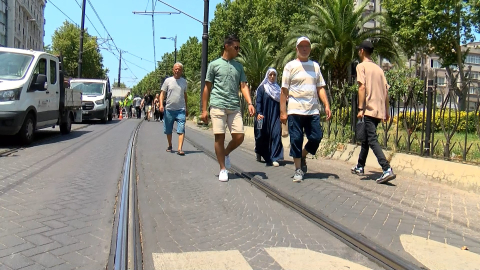 İstanbul- Tramvay arızalandı, yolcular raylarda yürüdü