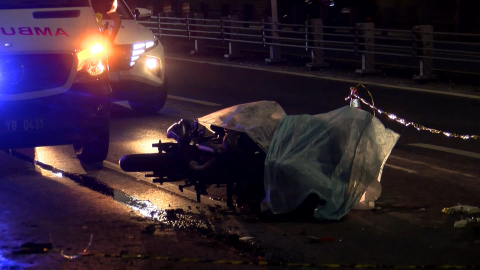 İstanbul - Haliç Köprüsü'nde motosiklet yol temizleme aracına çarptı: 1 ölü