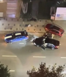 İstanbul-Kadıköy'de kontrolden çıkan otomobil park halindeki 2 otomobile çarptı: 4 yaralı