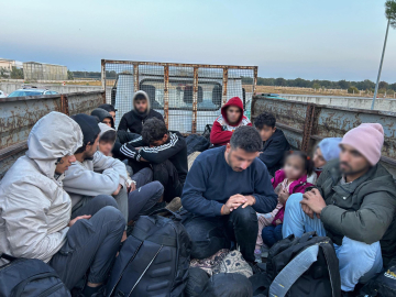 Polisten kaçan sürücünün kamyonetinde 13 kaçak göçmen yakalandı; 2 organizatör tutuklandı