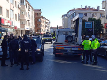 İstanbul- Üsküdar'da polise çekiçli saldırı: 1'i polis 3 yaralı / yeni bilgilerle