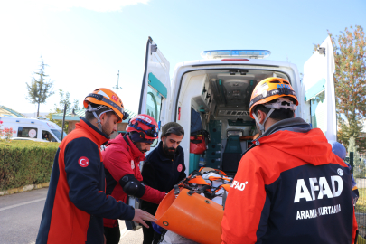 Van'da depremin 13'üncü yıl dönümünde anma ve tatbikat