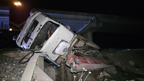 Edirne'de yolcu treni kamyona çarptı; faciadan dönüldü