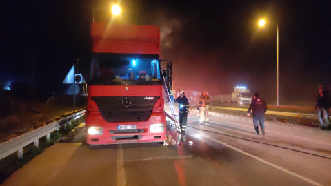 Bursa'da, 20 ton domates yüklü kamyonda çıkan yangın söndürüldü