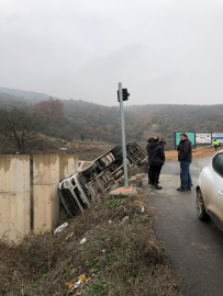 Devrilen talaş yüklü TIR’ın şoförü yaralandı