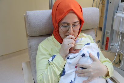 Prematüre bebeklere yoğun bakımda 'Ten tene temas' ile koruma