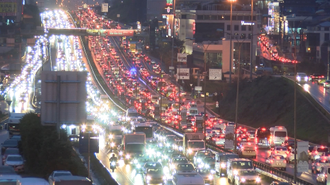 İstanbul - İstanbul'da trafik yoğunluğu yüzde 89’a ulaştı / Ek görüntüyle