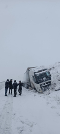 Van'da kar yağışı; Bahçesaray kara yolu trafiğe kapatıldı (2)