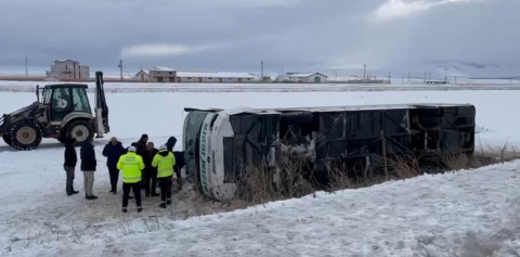 Kars'ta yolcu otobüsü, şarampole yuvarlandı: 23 yaralı