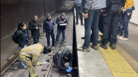 İstanbul-Marmaray'da raylara atlayan kişi hayatını kaybetti