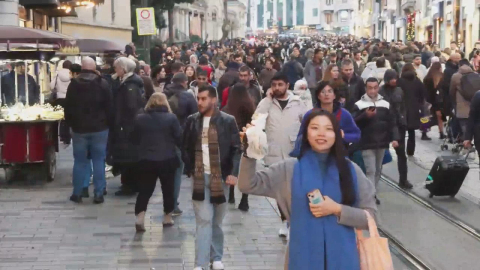 İstanbul - Yeni yıla saatler kala İstiklal Caddesi'nde yoğun kalabalık