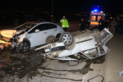 Tokat'ta 2 otomobilin karıştığı kaza kamerada; 1'i ağır 3 yaralı