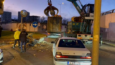 Alt geçide takılan kamyondaki geri dönüşüm malzemeleri yola savruldu