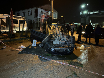 TIR'ın çarptığı hafif ticari araç takla attı: 3 yaralı