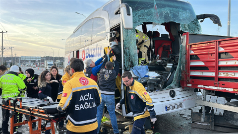 Kütahya’da yolcu otobüsü TIR’a çarptı: 13 yaralı